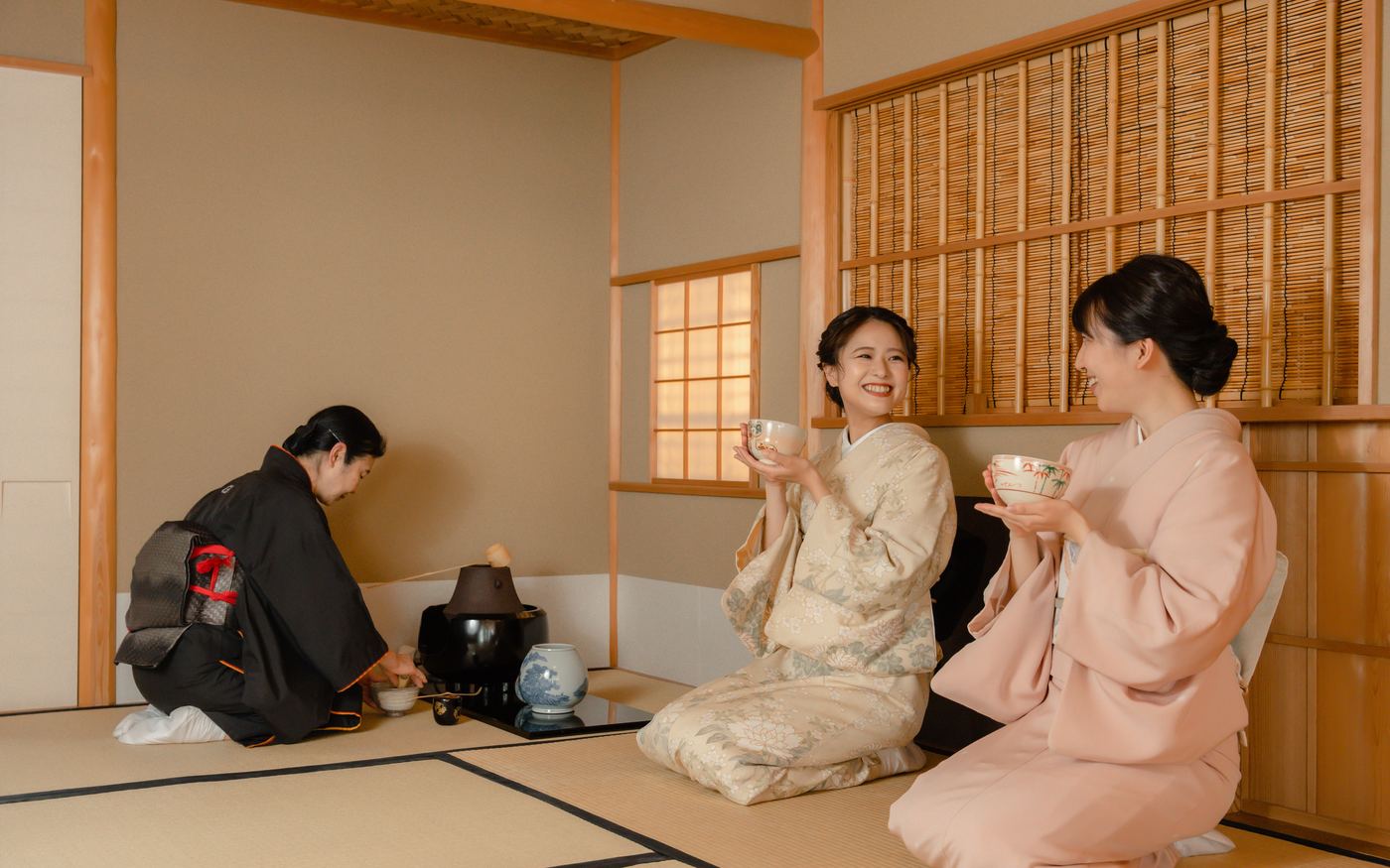 茶室で茶碗を手にする正絹の着物姿のお客様
