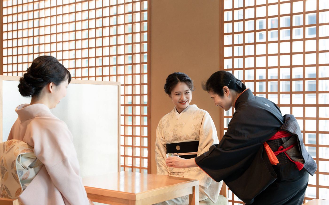 町家の座敷でお茶を出されるお客様