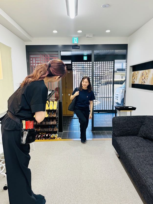 下見に来店したお客様を出迎える和凛のスタッフ