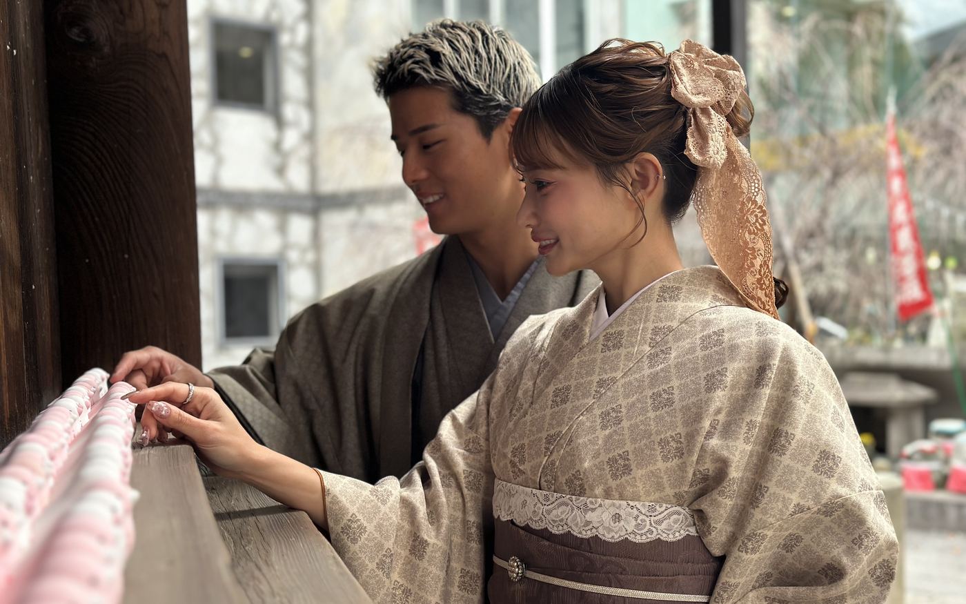 市松柄のカジュアル着物で寄り添うカップル