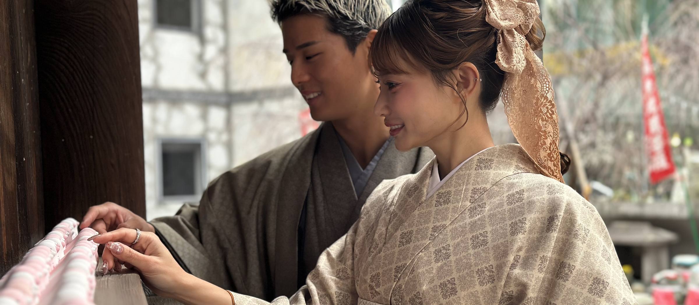紅葉を背に寄り添うカジュアル着物姿のカップル