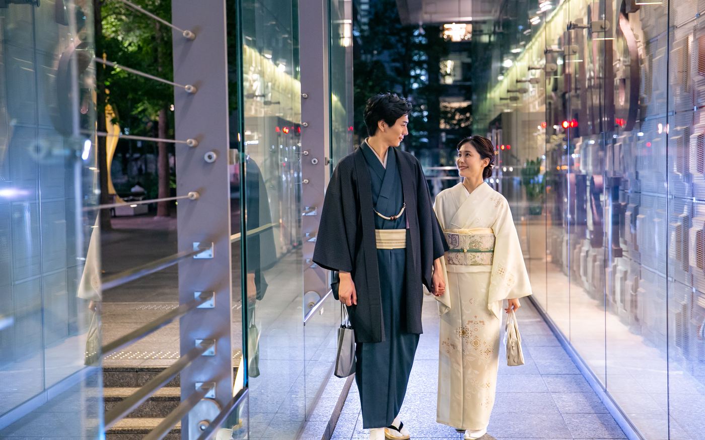 夜の京都の街を歩く着物姿のカップル