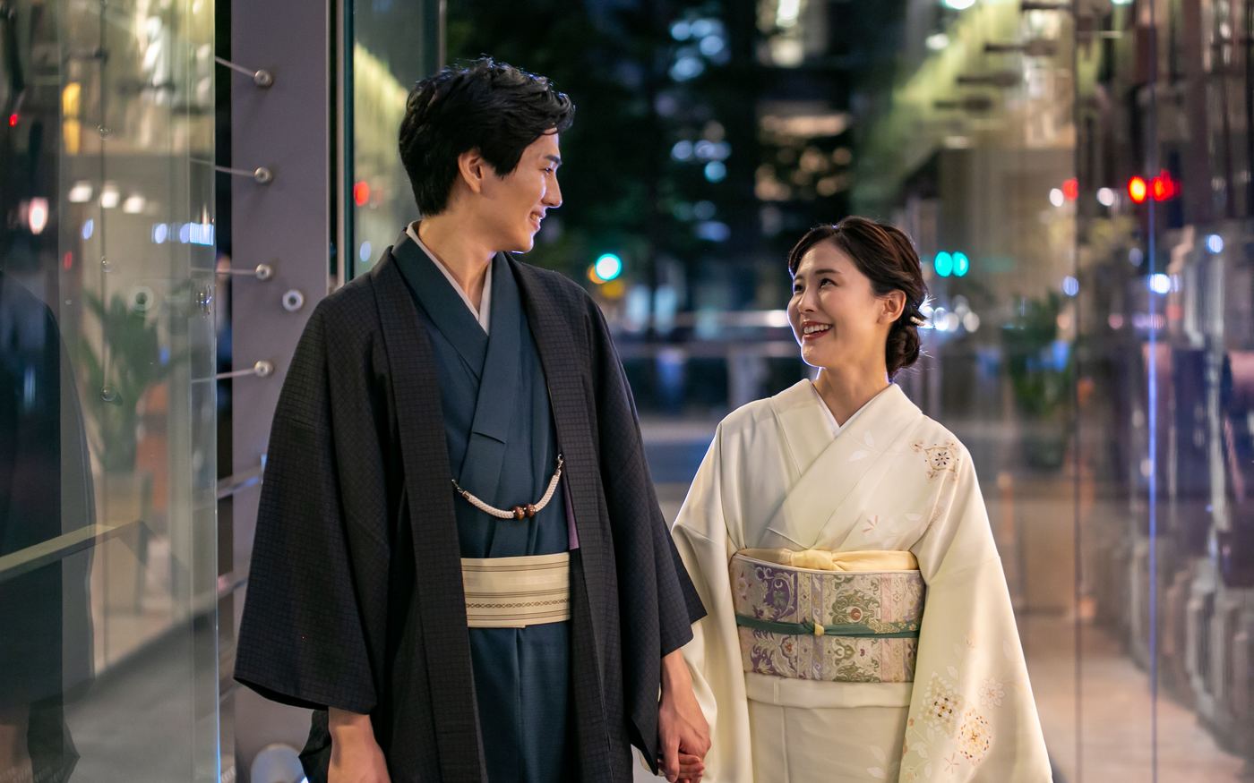 夜の京都の街で向かい合う着物姿のカップル