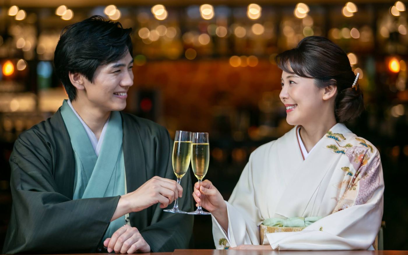 会食の席で乾杯する着物姿のカップル