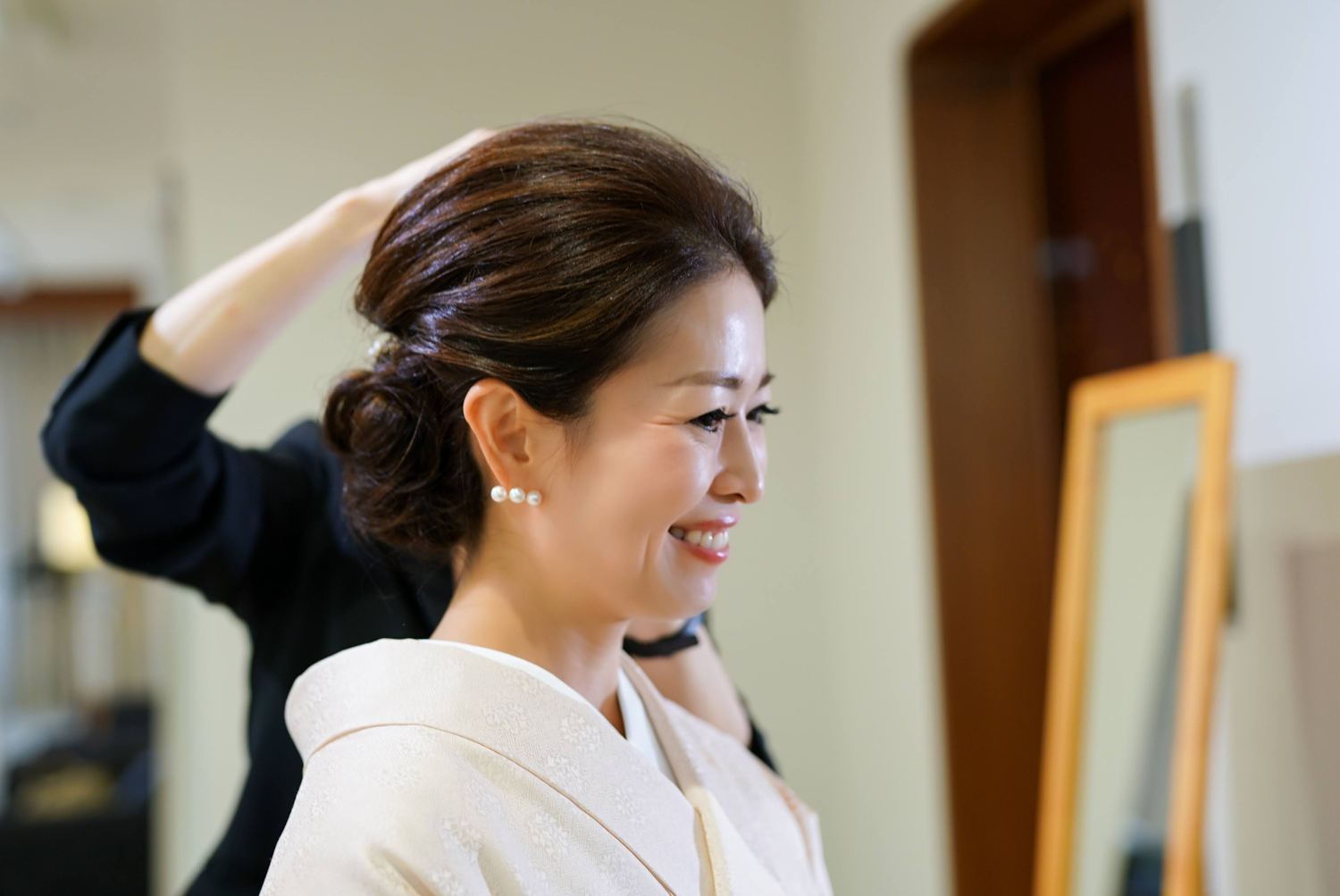 結い上がった髪に手を添える女性