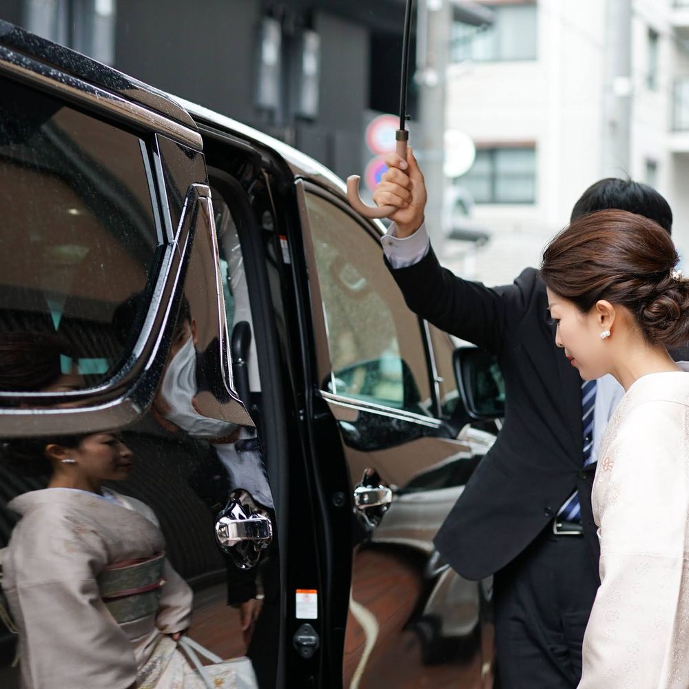 車に乗り込む着物姿の女性