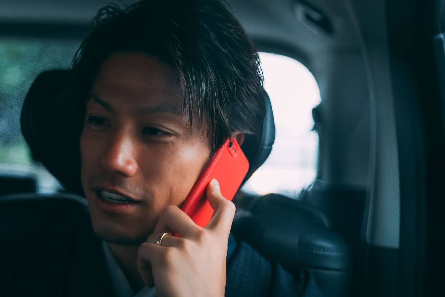 車中で電話をする着物姿の男性