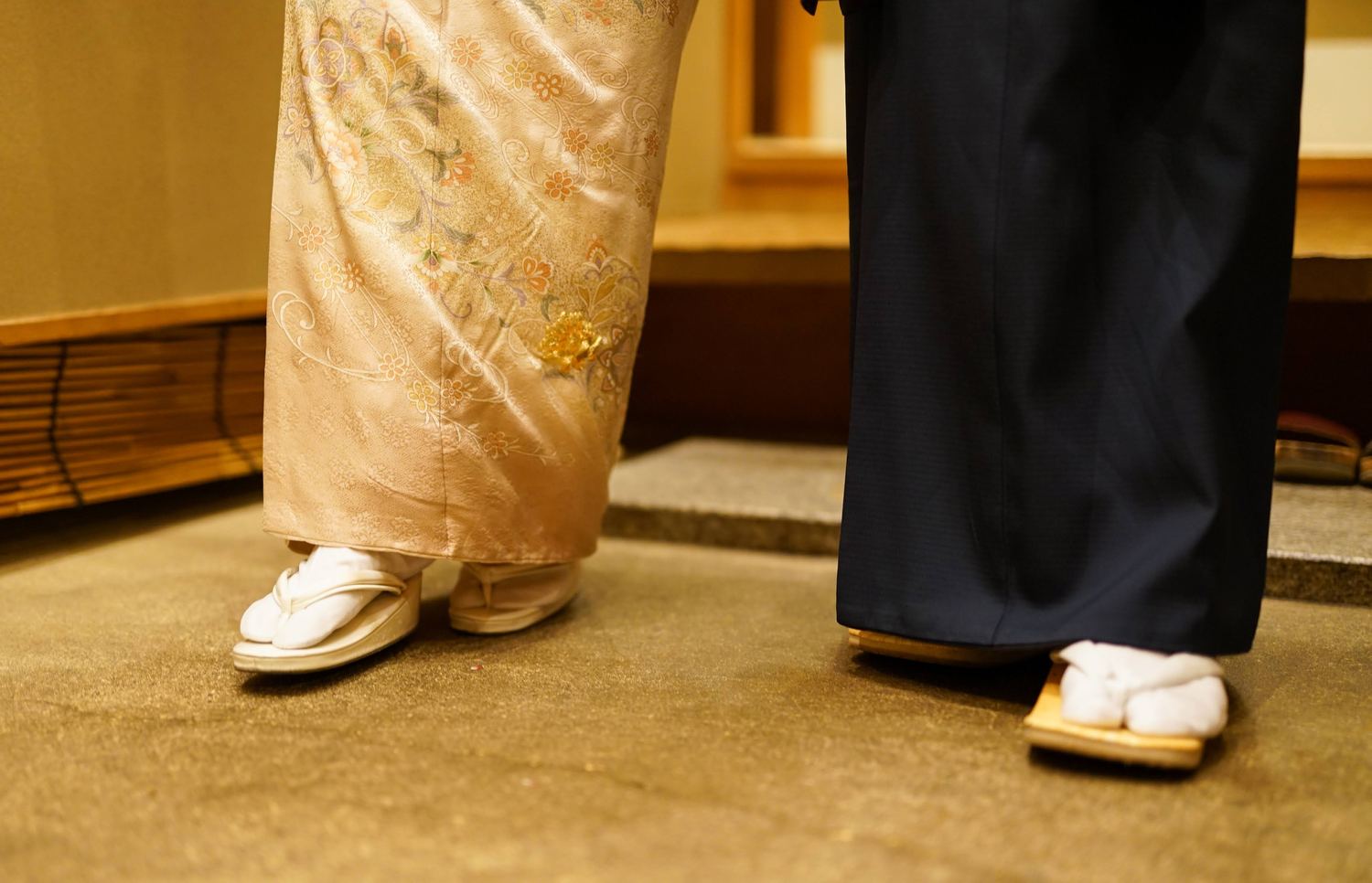 座敷の畳に並ぶ白足袋の足元