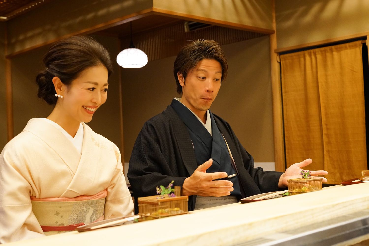 席に並んで話す着物姿のカップル