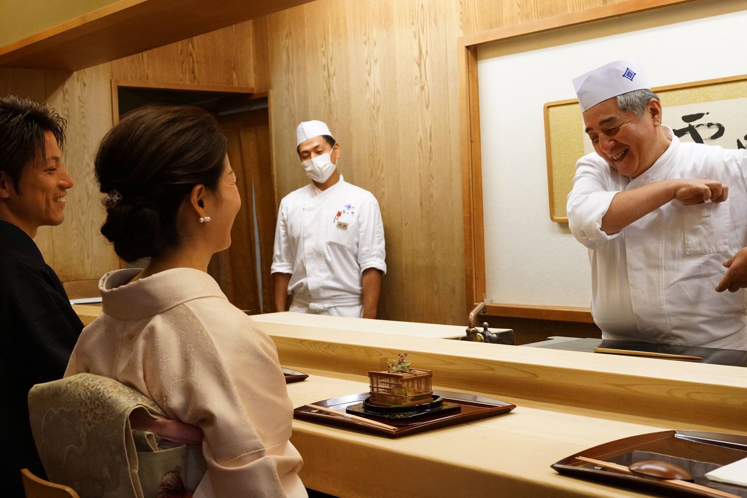 板場の料理人と話す着物姿のカップル