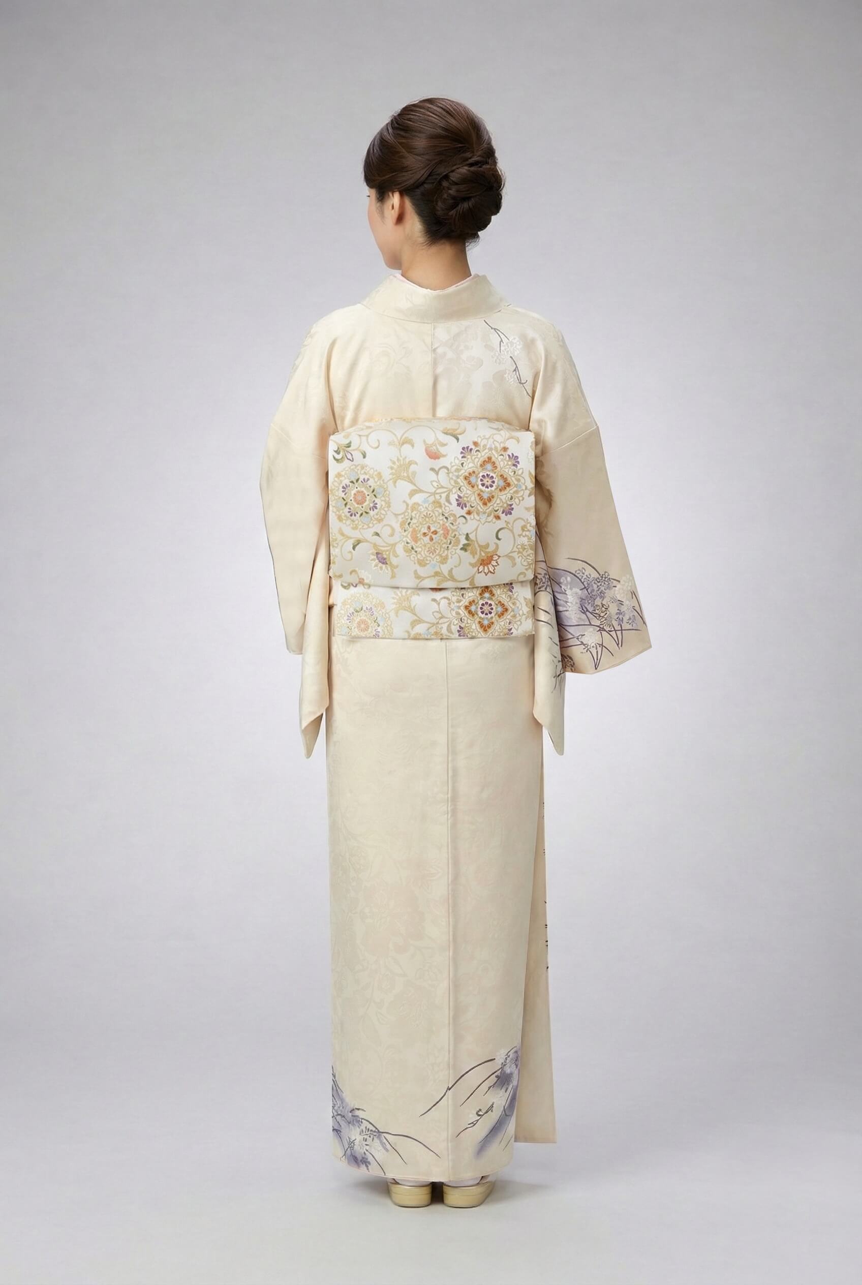 訪問着 黒地と白地に唐花