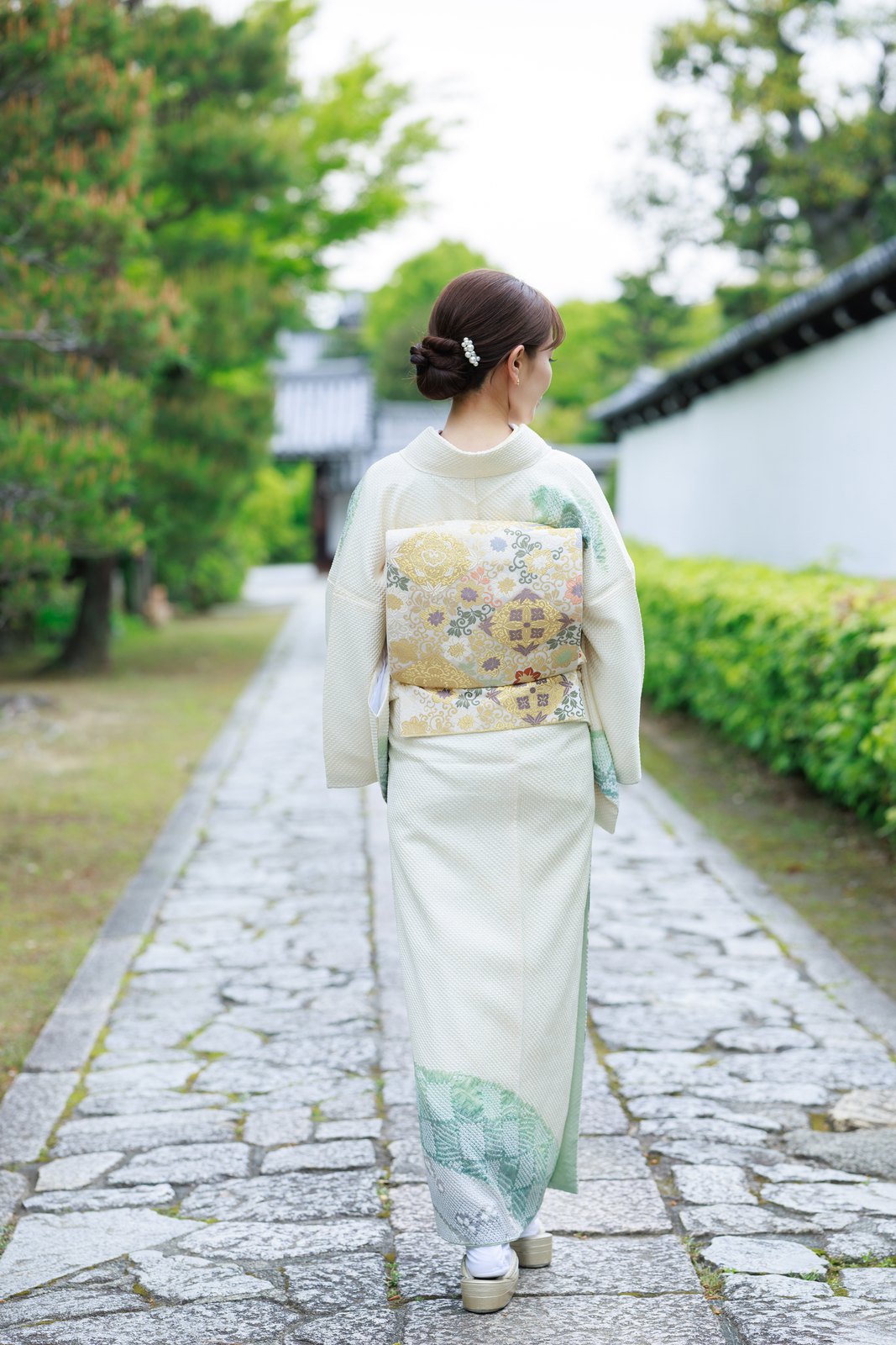 きぬたや訪問着 白地に絞りの霞文 後ろ姿