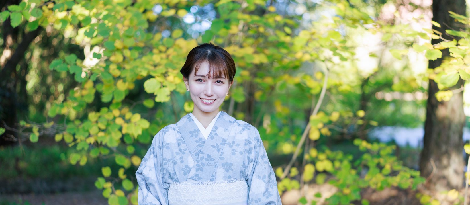新緑の木立で微笑む小紋の着物姿