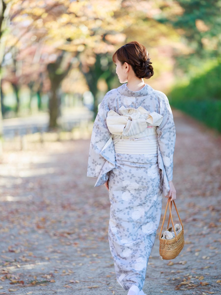 並木道を歩く着物姿の後ろ姿