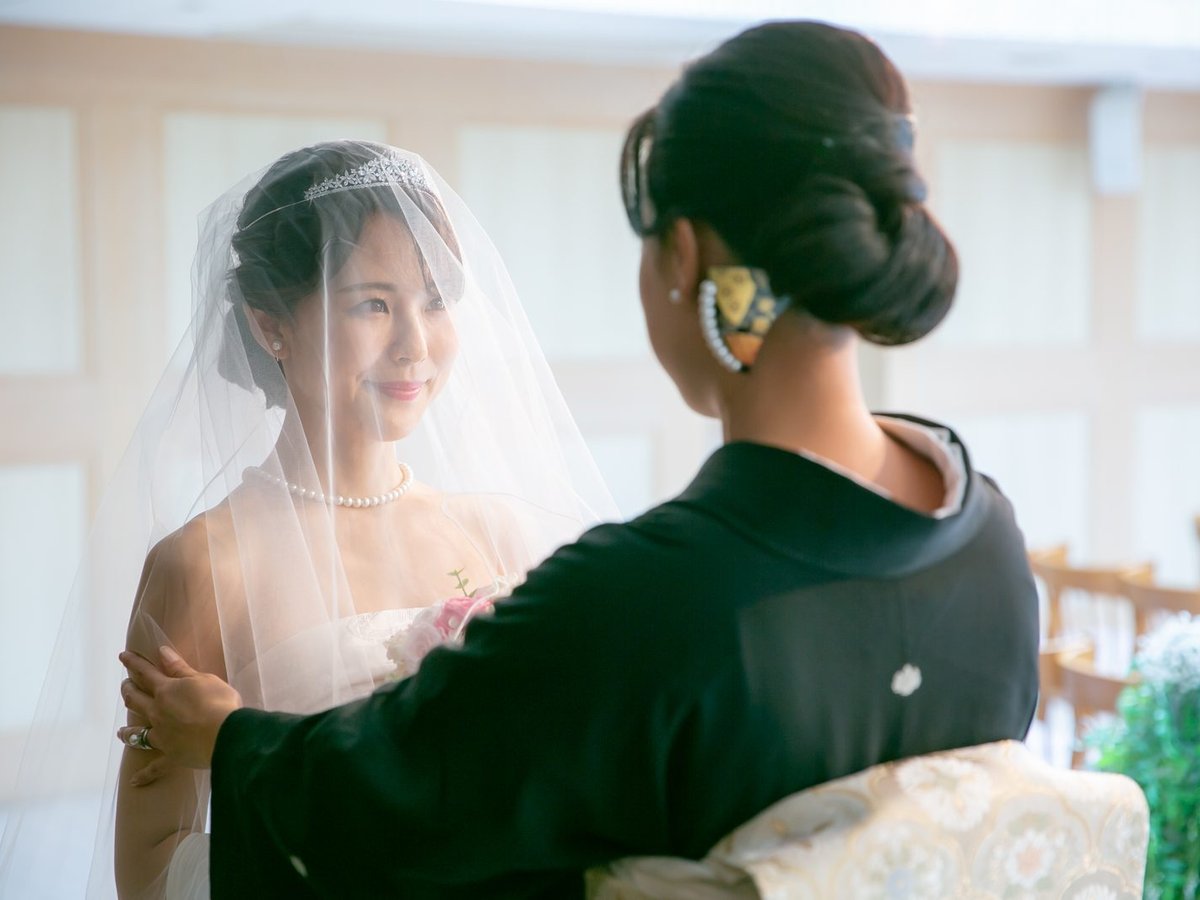 留袖姿の母が花嫁に寄り添う