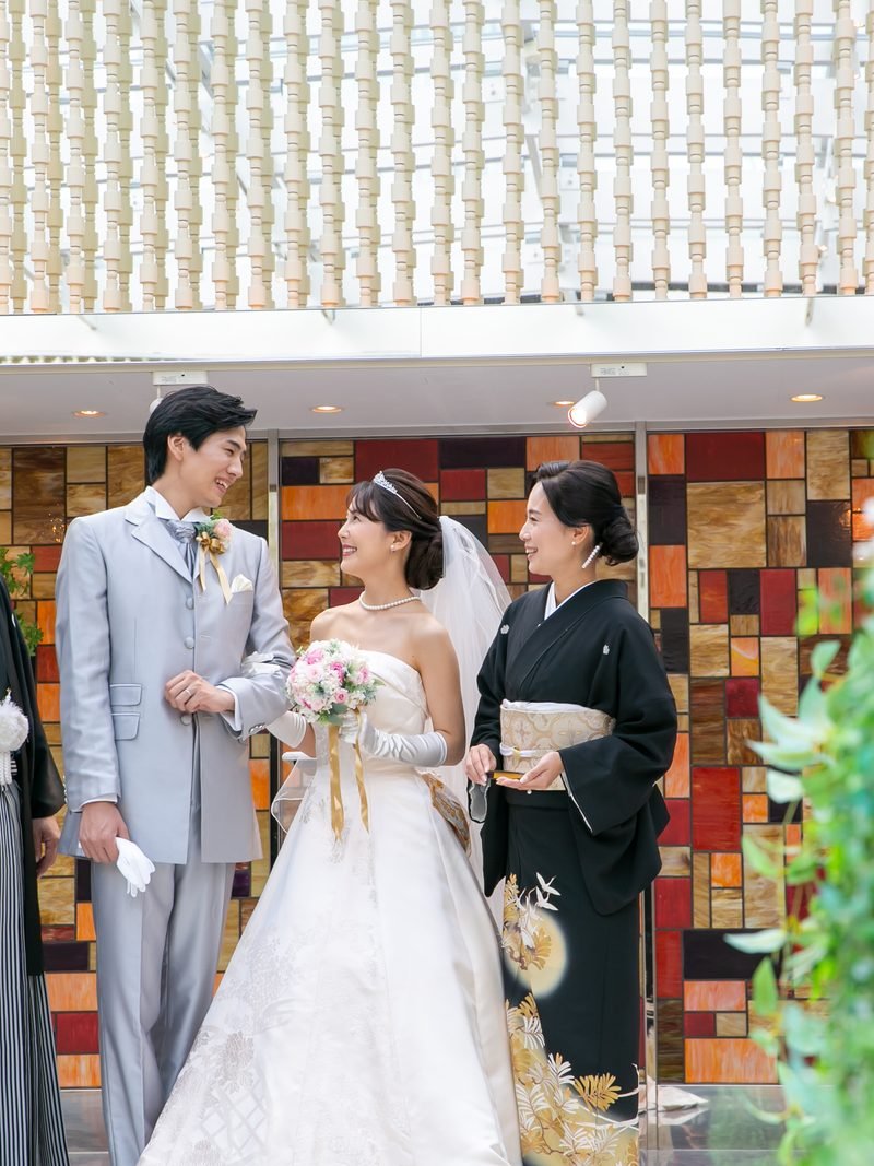 新郎新婦と留袖姿の母の記念撮影
