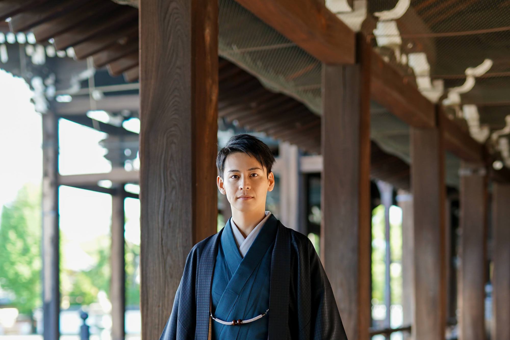 黒紋付を着た男性の佇まい