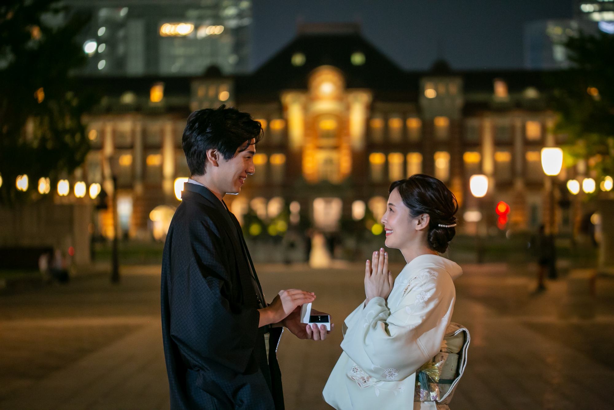 夜の街を和装で歩くお二人