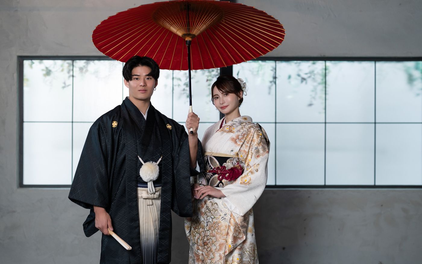 紋付羽織袴の新郎と色打掛の花嫁
