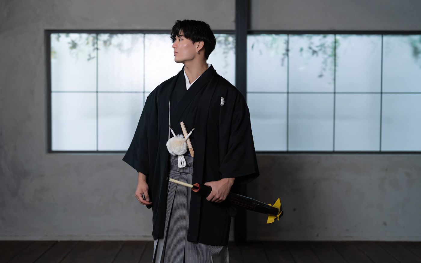 紋付羽織袴姿の男性