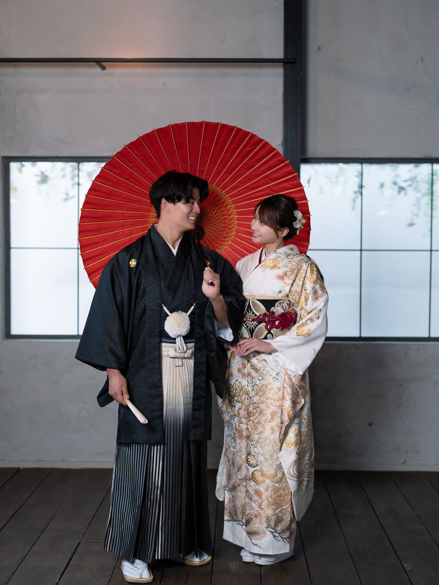 紋付羽織袴の新郎と色打掛の花嫁