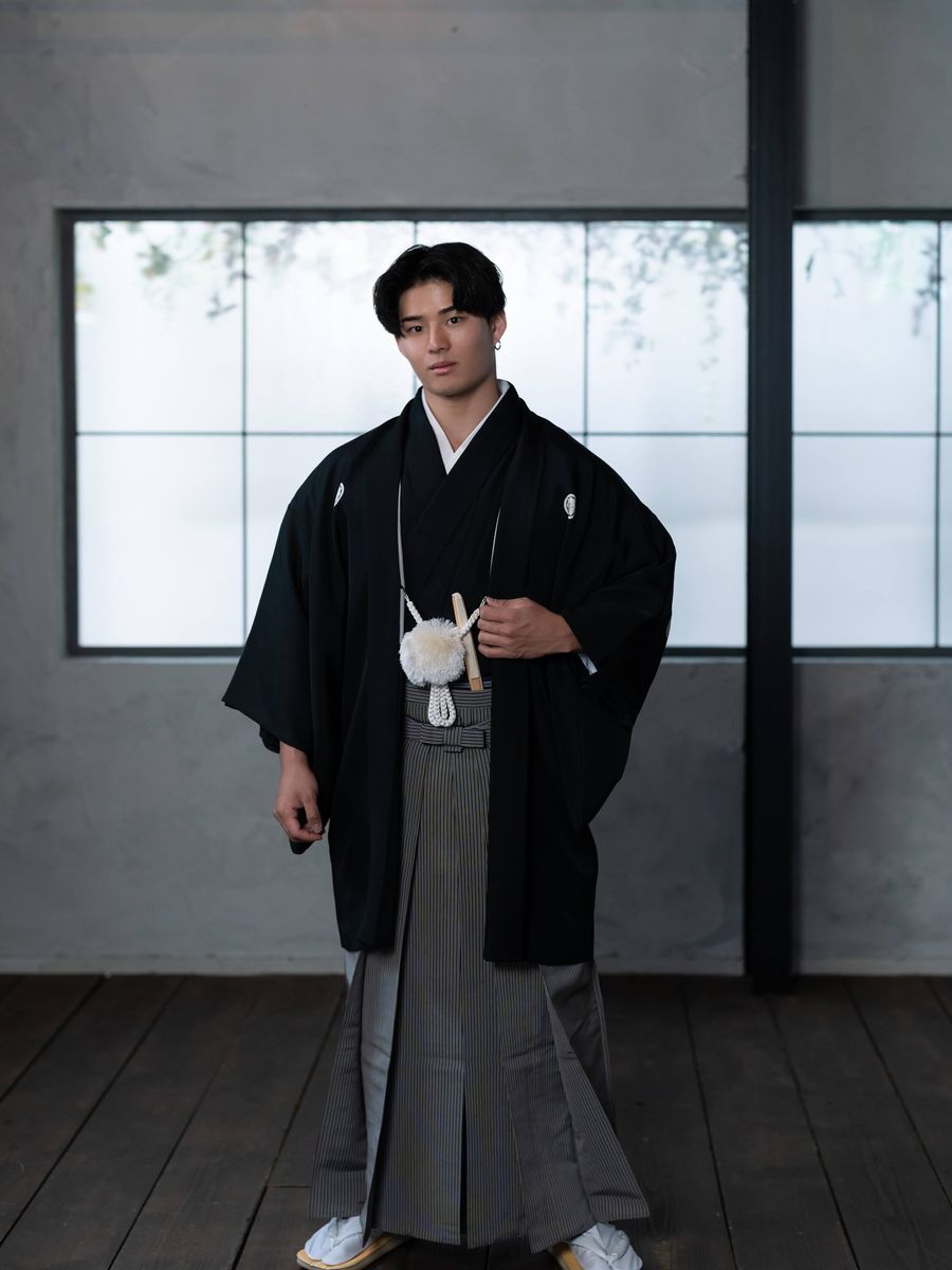 紋付羽織袴姿の男性