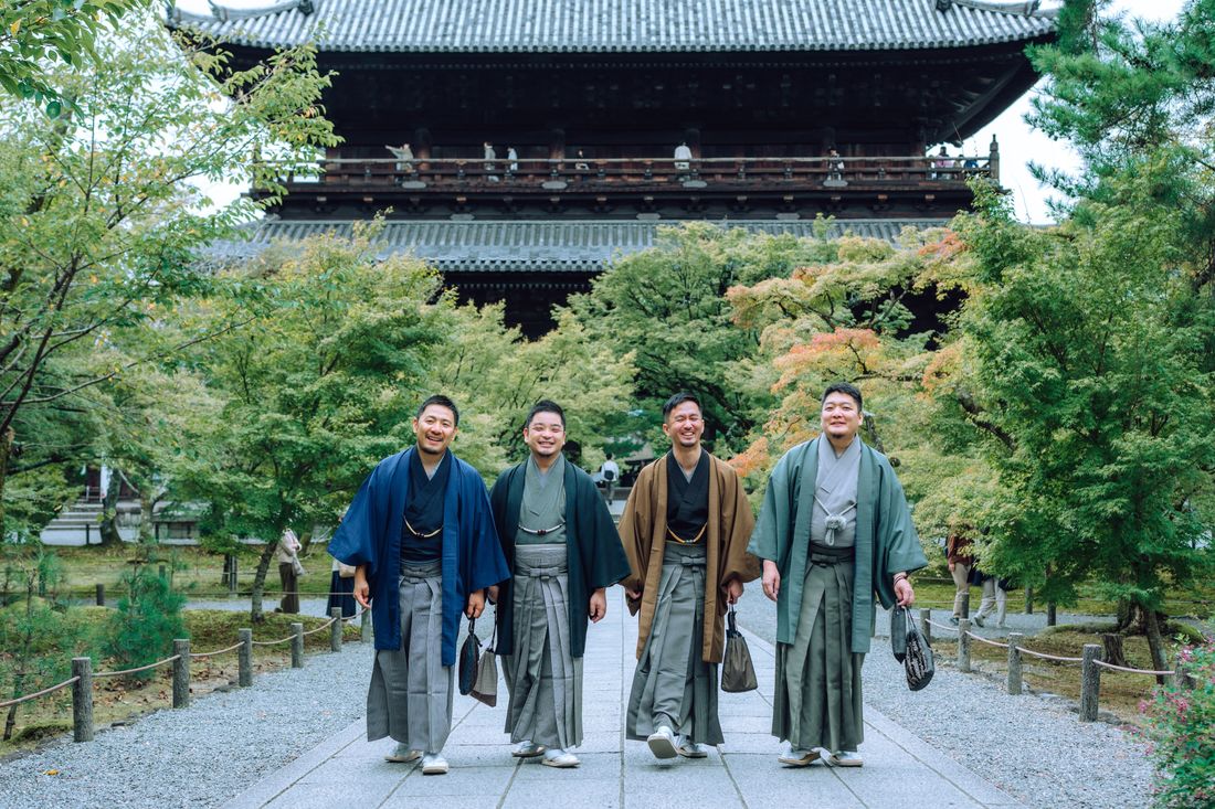 寺社の参道を歩く袴姿の男性たち