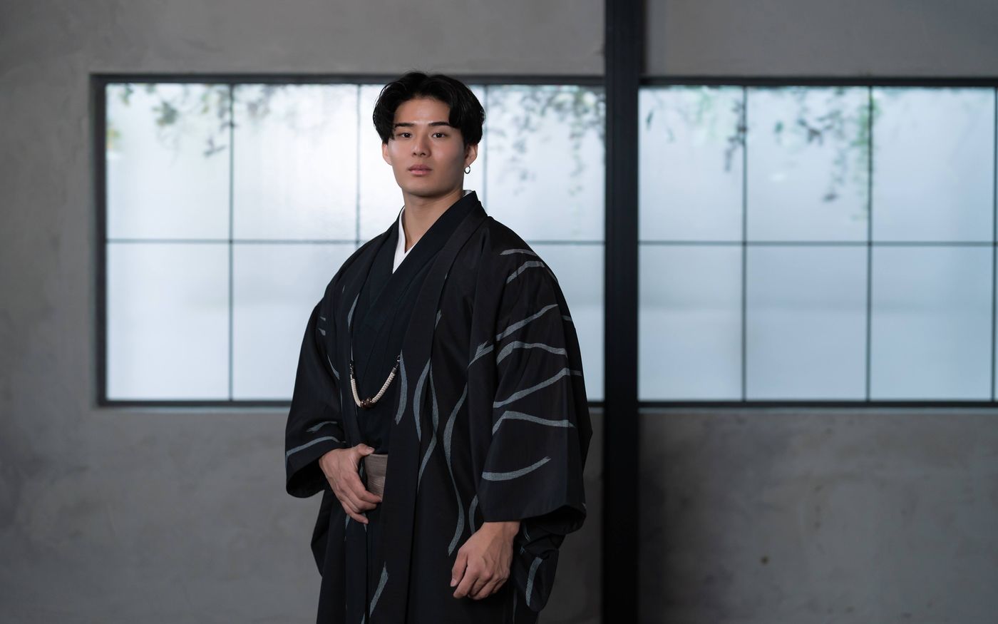 黒の羽織姿で佇む男性
