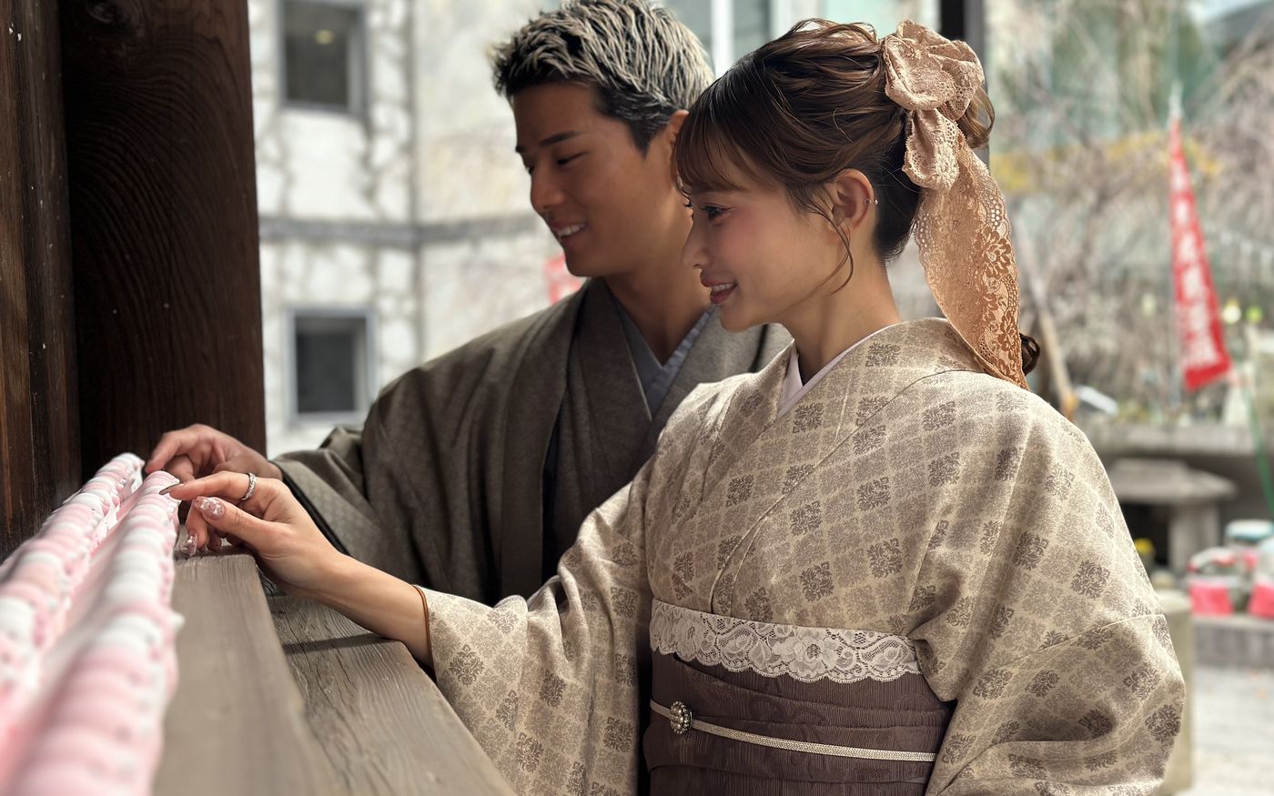 寺社で参拝する着物姿のお二人