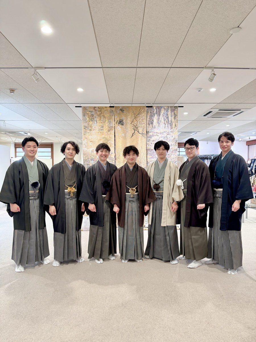 紋付羽織袴姿の男性