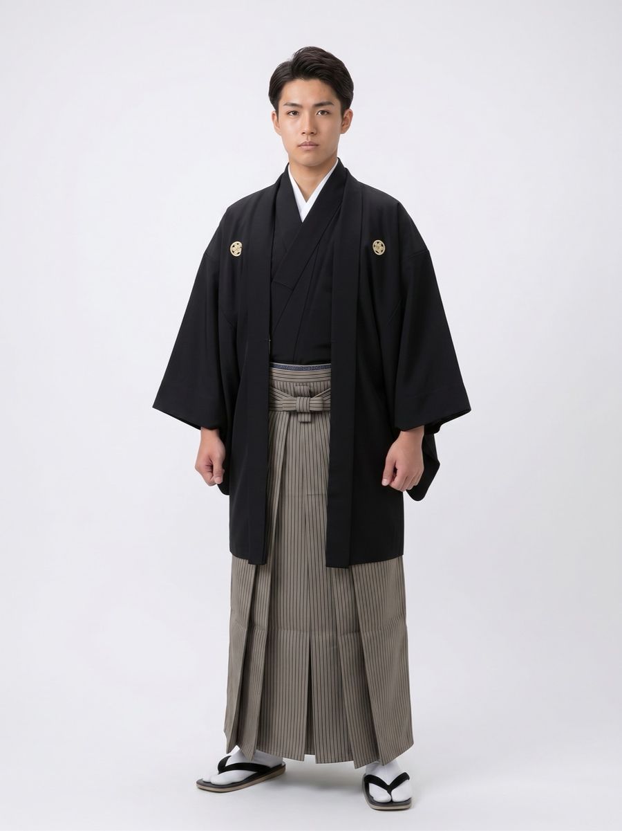 黒の羽織とグレー縞の袴