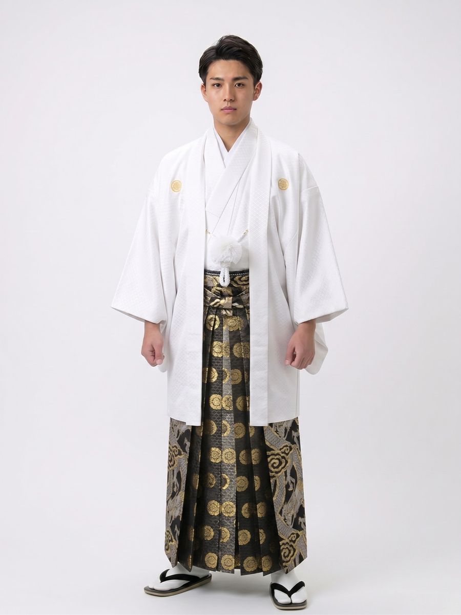 白の羽織と黒金地紋柄の袴