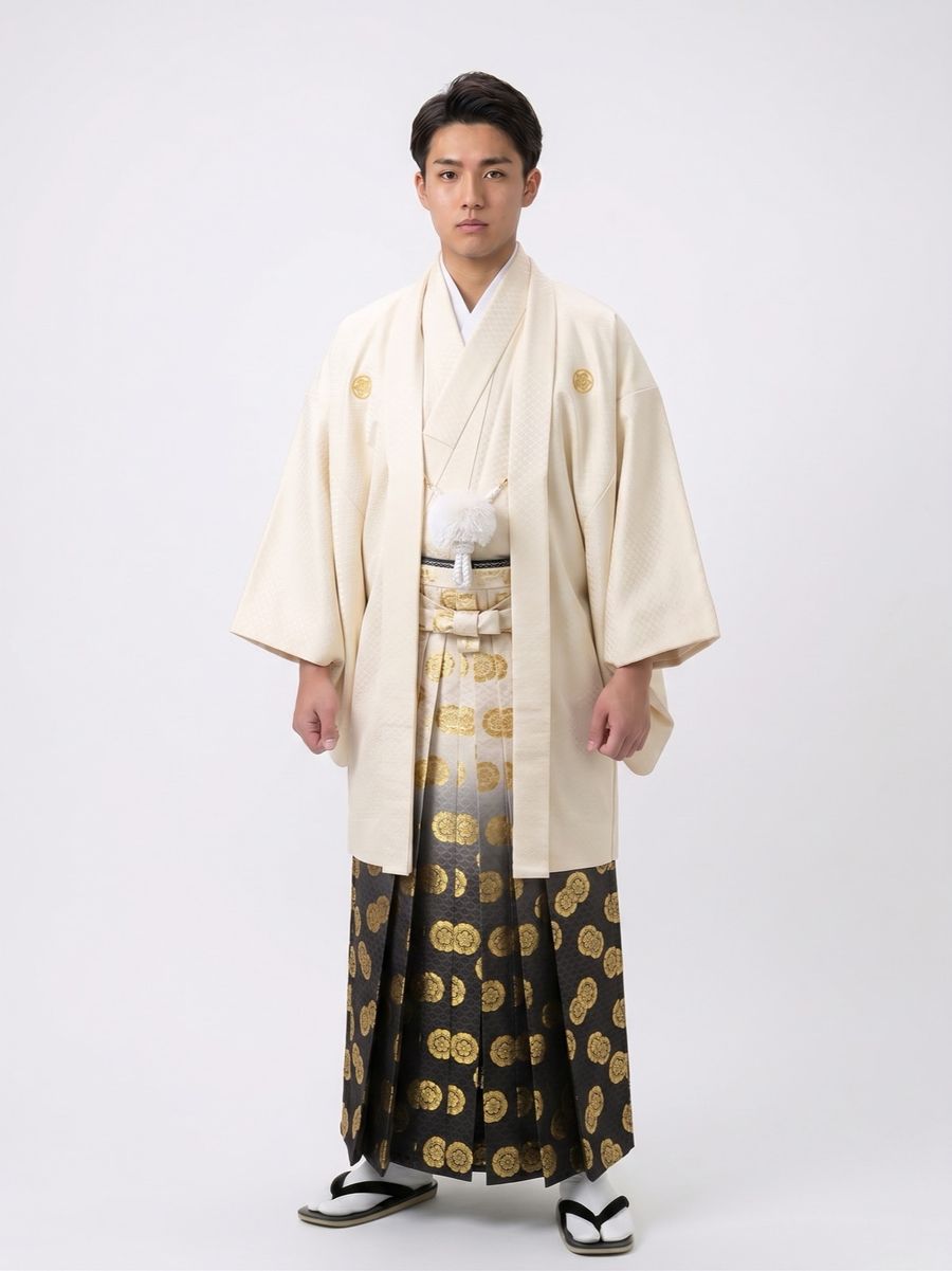 アイボリーの羽織とぼかし金地紋柄の袴