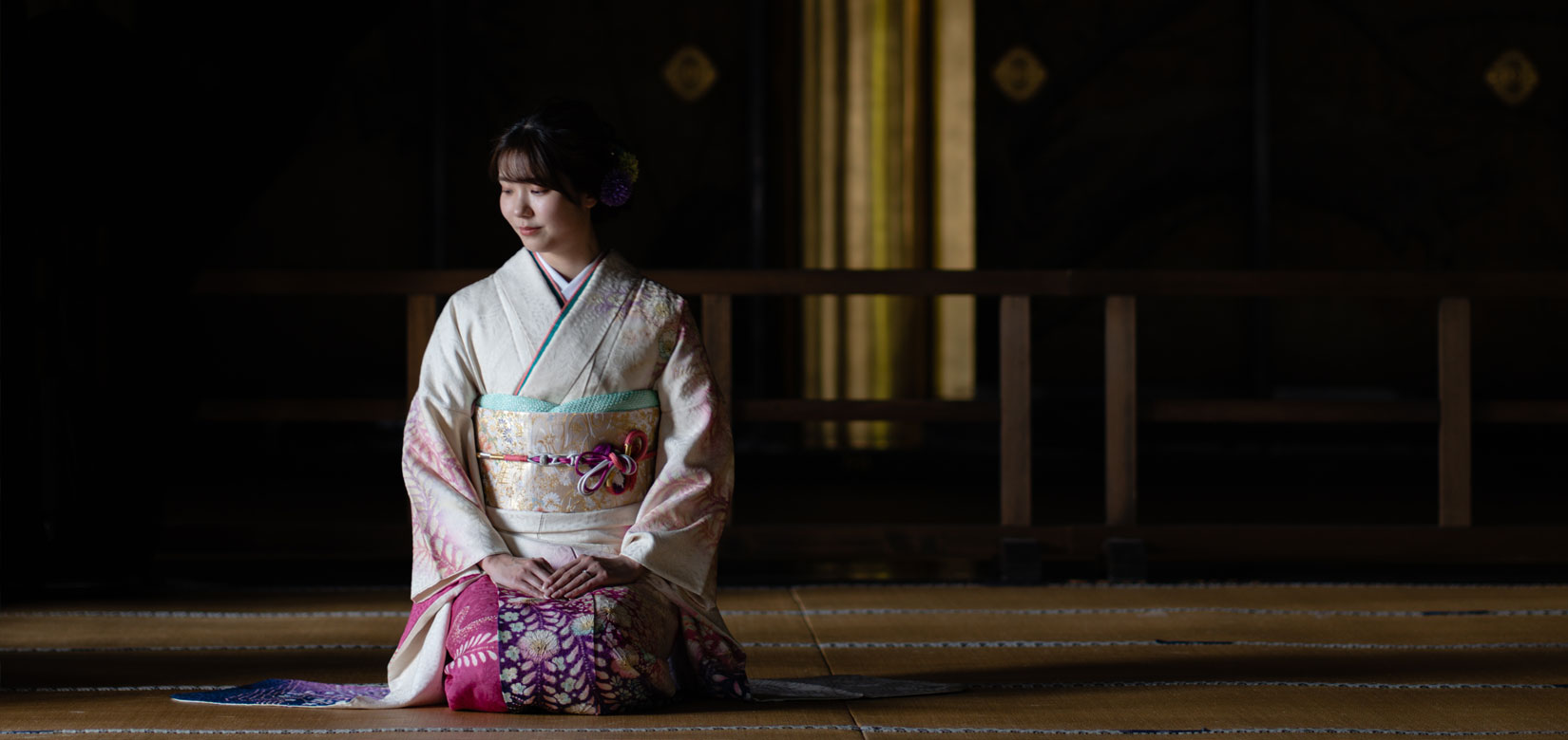 鮮やかな振袖姿で正座する女性