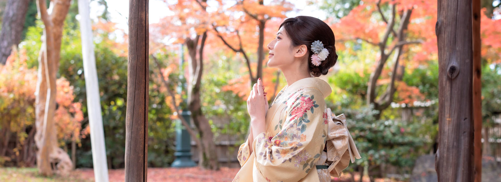 紅葉の庭で振袖姿の女性
