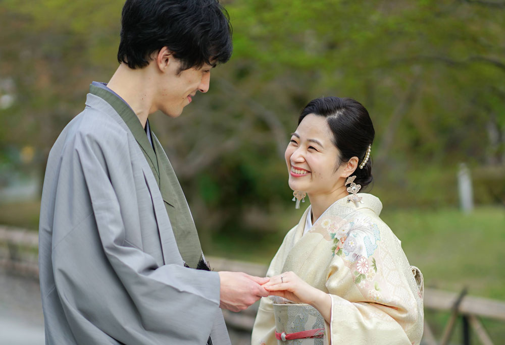庭園で指輪を交わす二人
