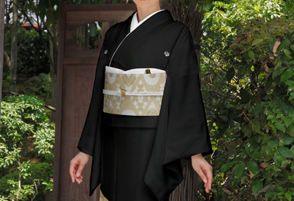 黒留袖姿の女性