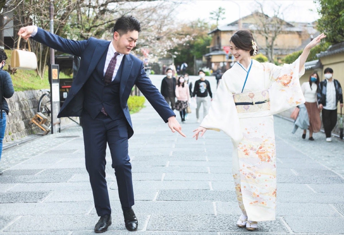 スーツ姿の男性と着物姿の女性