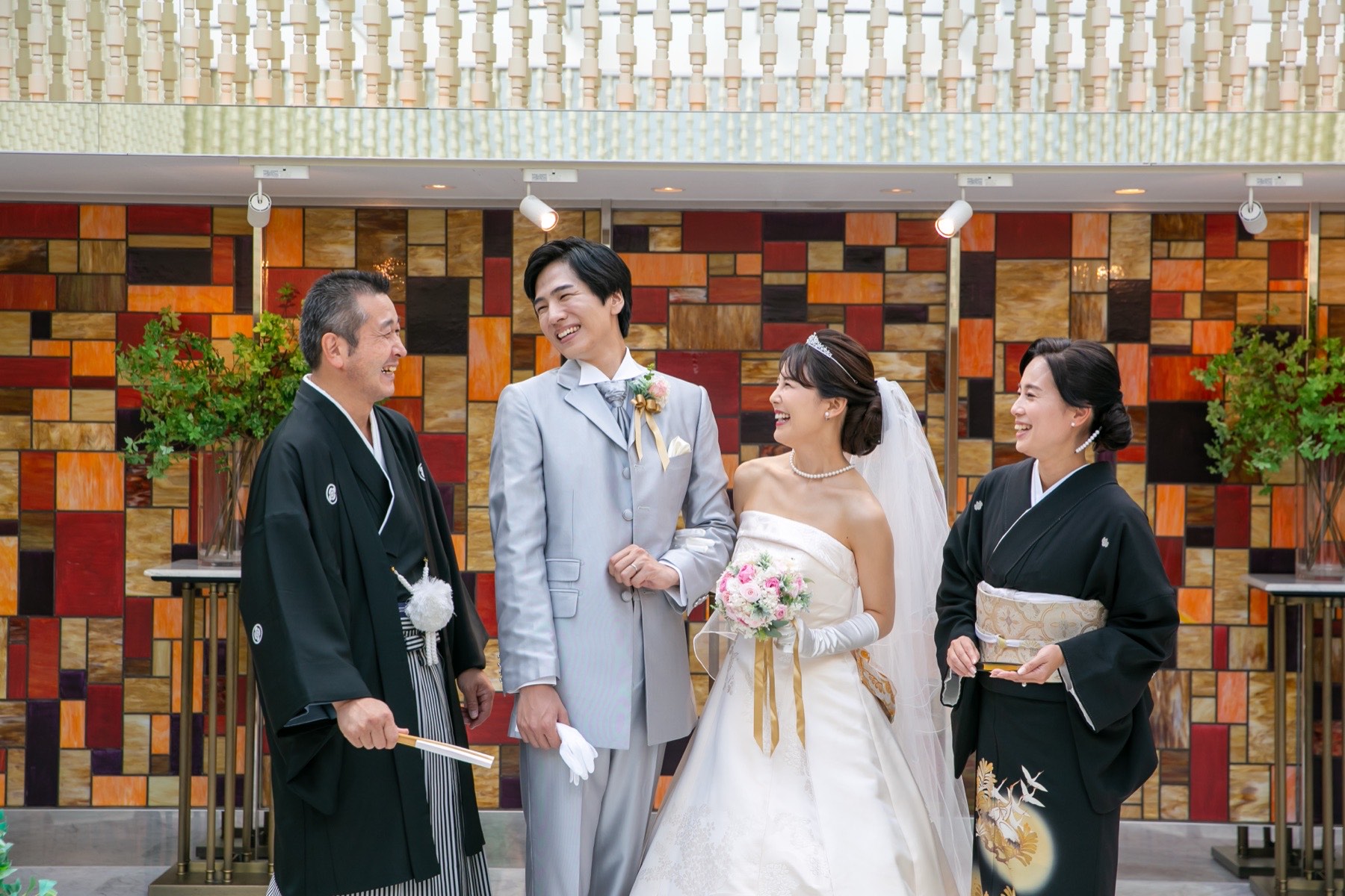 黒留袖の母と紋付羽織袴の父、新郎新婦